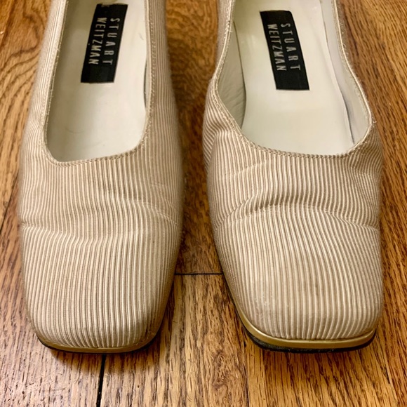 STUART WEITZMAN off-white, 2” gold heels. - Picture 3 of 4